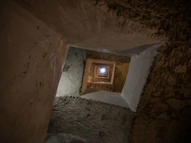 Treppe führt in Neapels Untergrund