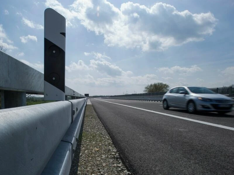 Leitplanke auf der Autobahn