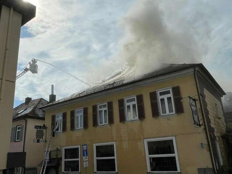 Gebäude in Bad Homburg brennt