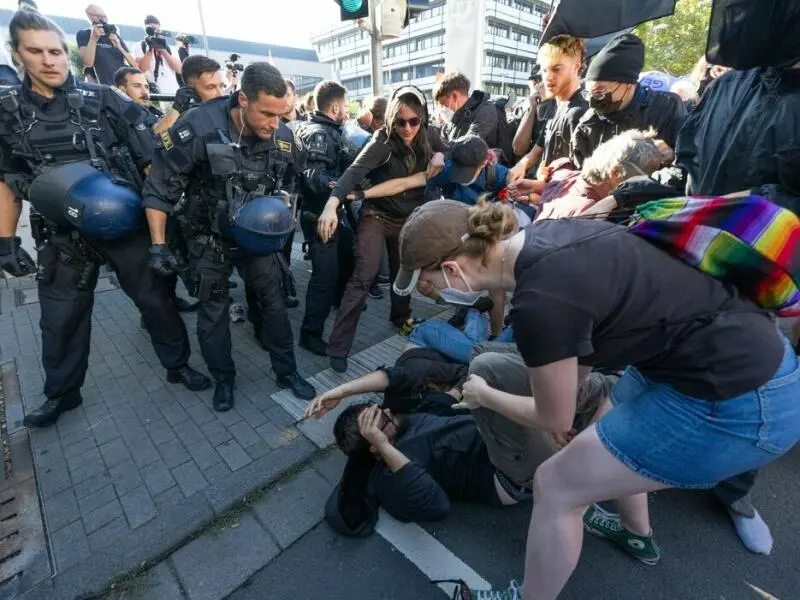 Aufstellungsversammlung der AfD Hessen - Protest