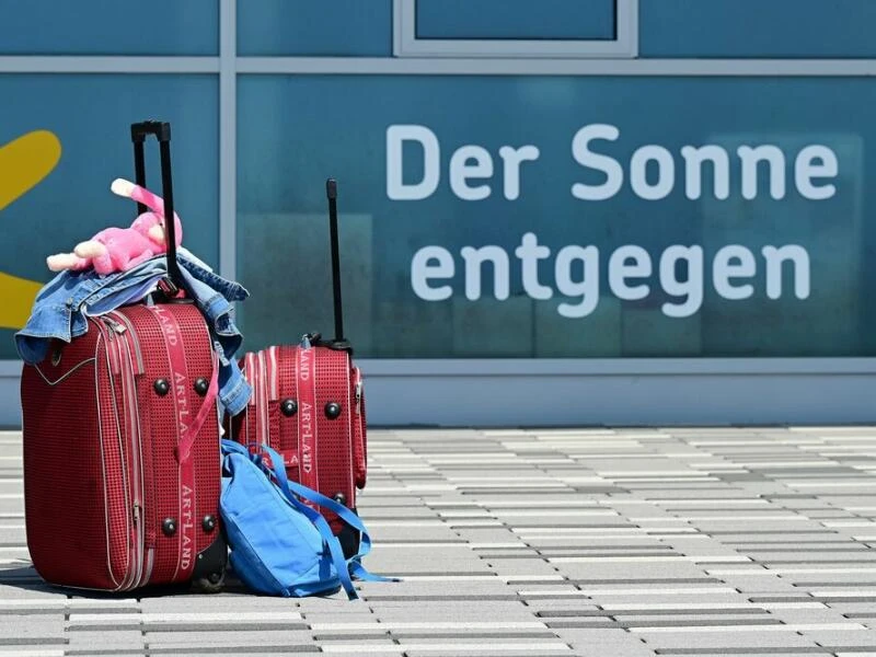 Gepackte Koffer stehen vor dem Terminal des Kassel-Airports