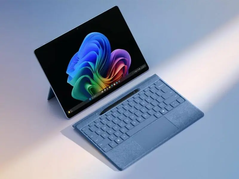 Surface Pro Tablet mit Surface Pro Flex Keyboard und Stift