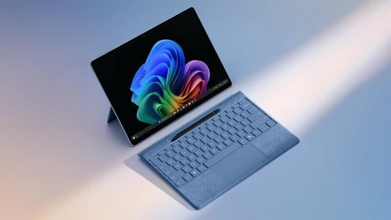 Surface Pro Tablet mit Surface Pro Flex Keyboard und Stift