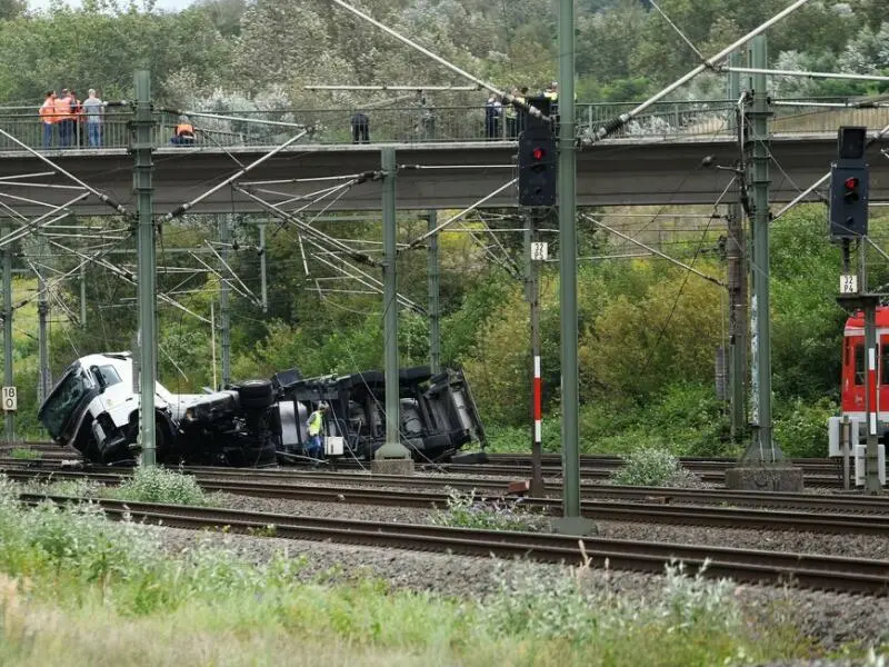 Lastwagen stürzt von Brücke auf Bahngleise