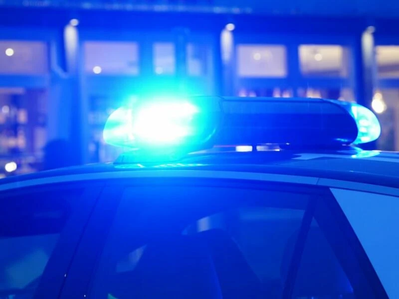 Ein Streifenwagen der Polizei mit eingeschaltetem Blaulicht