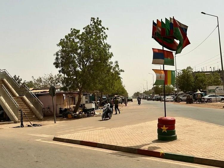 Straßenszene mit Fahnen in Burkina Faso