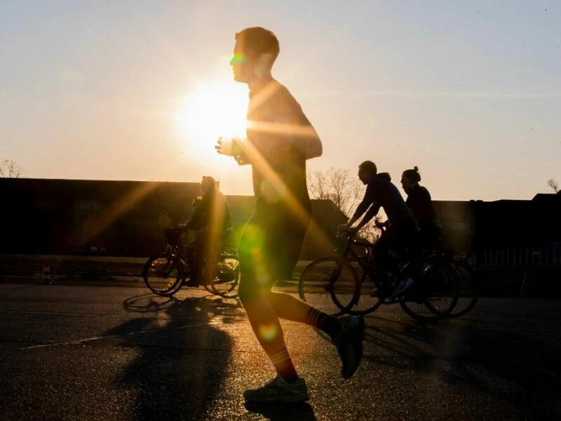 Ein Jogger im Gegenlicht