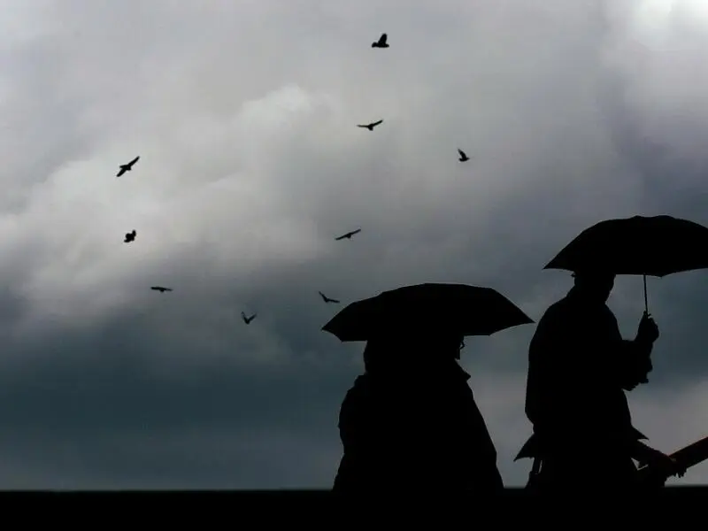 Passanten mit Regenschirmen