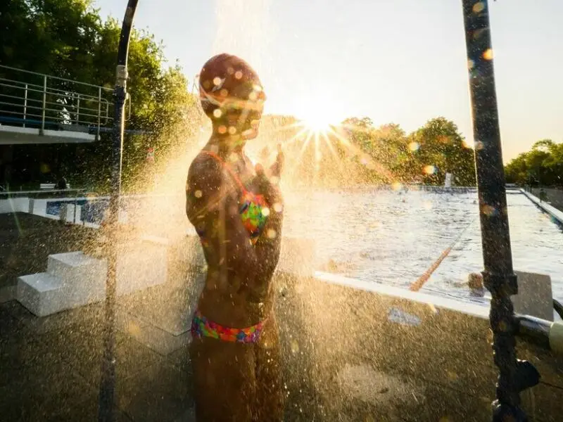 Schwimmerin im Freibad