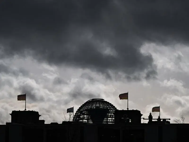 Wolken über dem Reichstagsgebäude