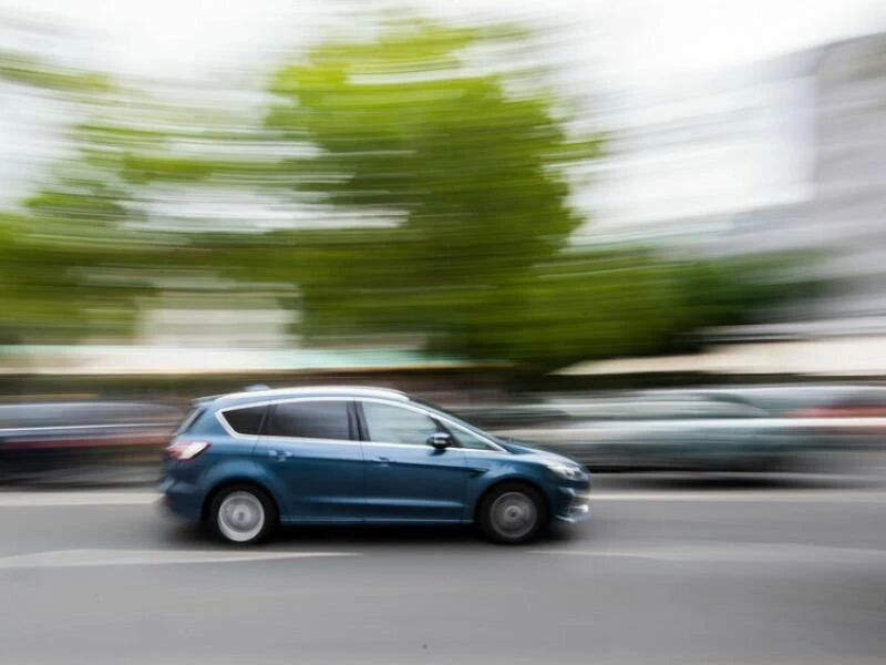 Auto fährt durch die Stadt