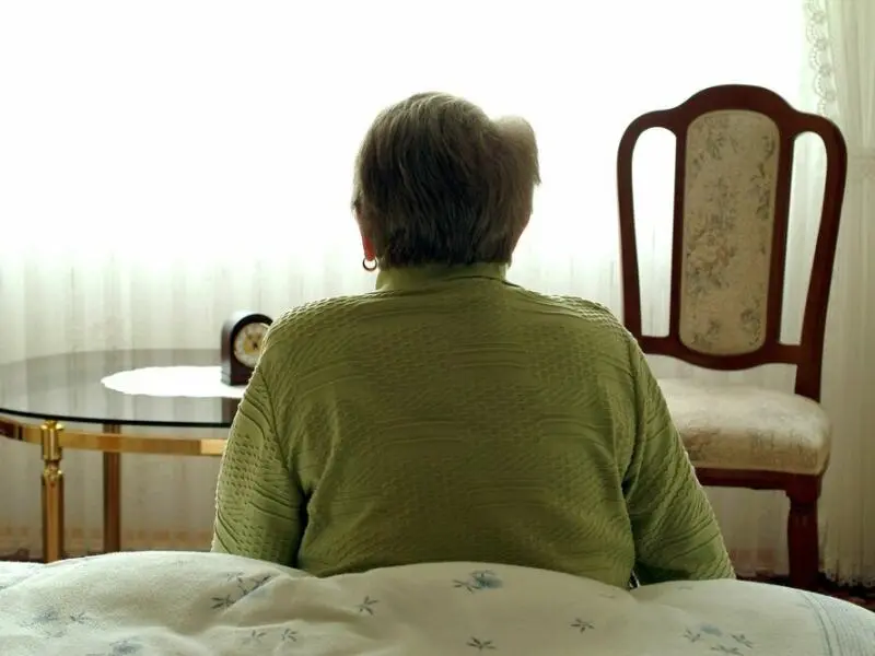 Eine Seniorin in ihrem Schlafzimmer