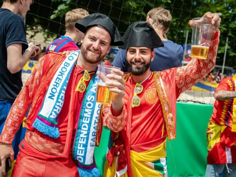 Fußball-Fans mit Bier bei der Euro 2024