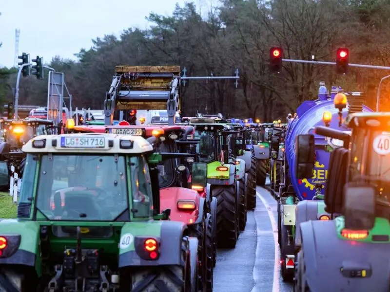 Landwirte blockieren Autobahnzufahrt