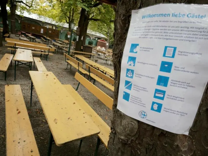 Leerer Biergarten während der Corona-Pandemie