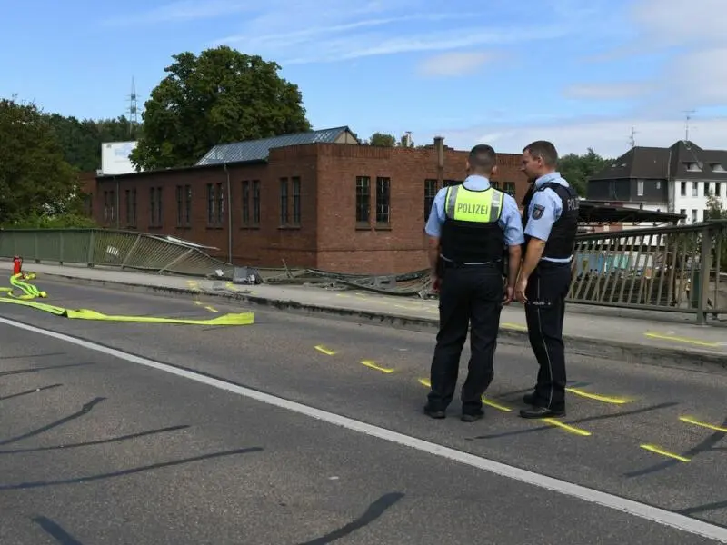 Lastwagen stürzt von Brücke auf Bahngleise