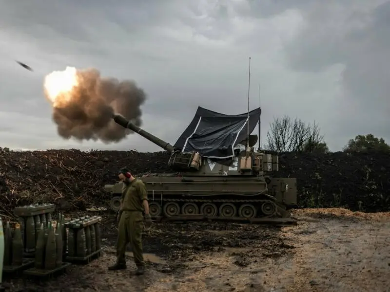 Israelische Soldaten feuern nahe dem Libanon eine Haubitze ab