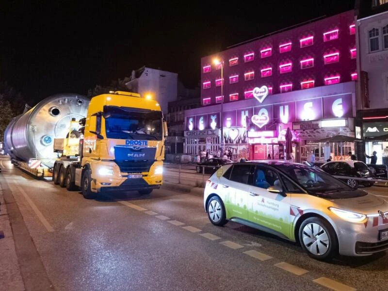 XXL-Schwertransport auf St. Pauli