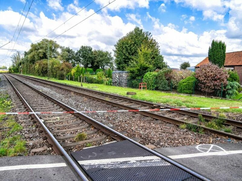 14-Jährige an Bahnübergang von Zug erfasst