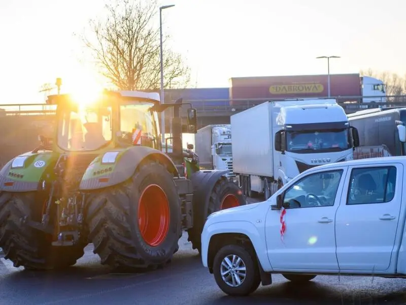 Bauernproteste - Autobahnauffahrten blockiert