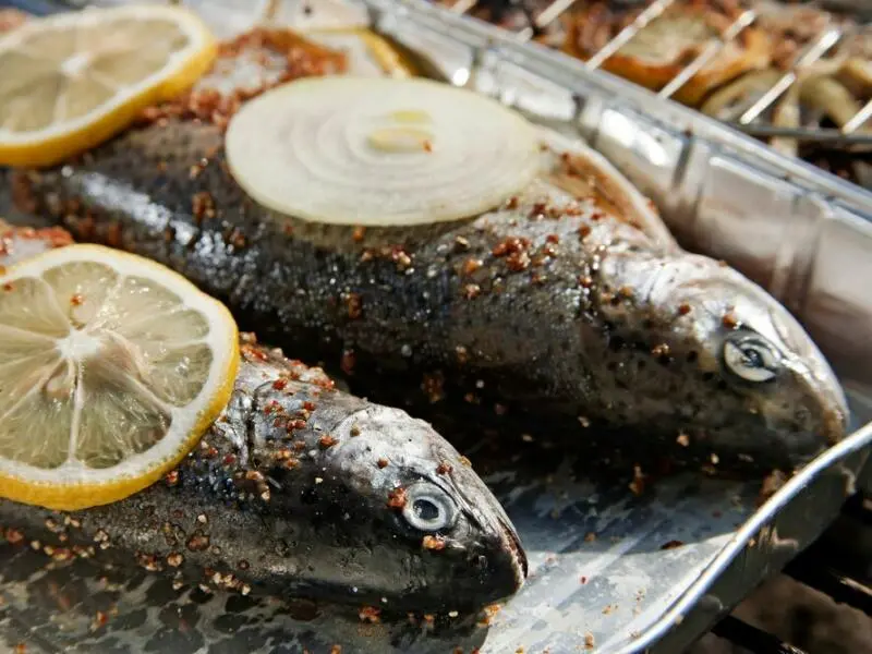 Forellen in Alu-Bratschalen auf einem Grill