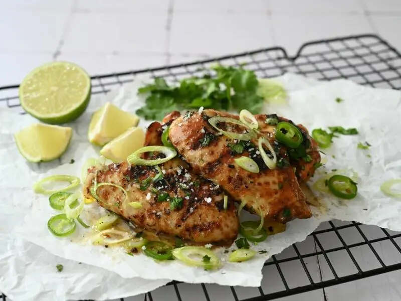 Auf einem Küchenrost angerichtete Chicken Wings