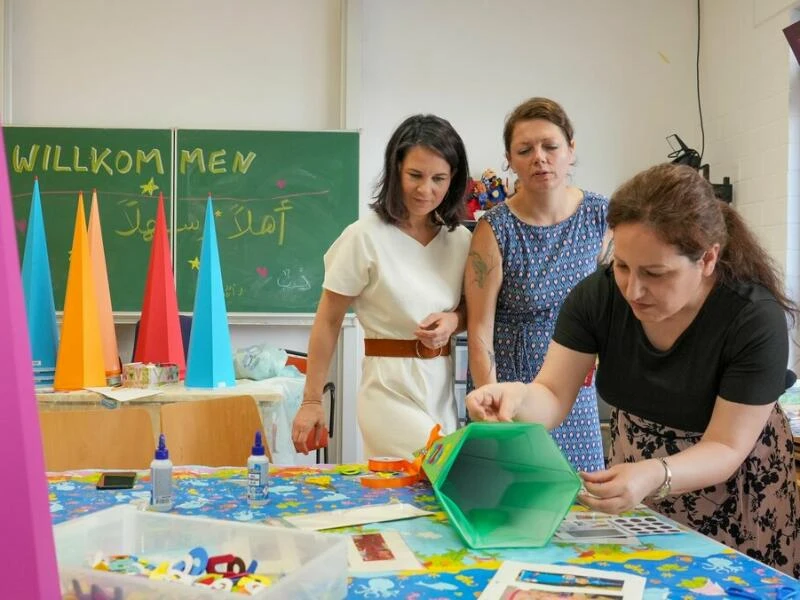 Bundesaußenministerin Baerbock besucht Eltern-Kind-Zentrum