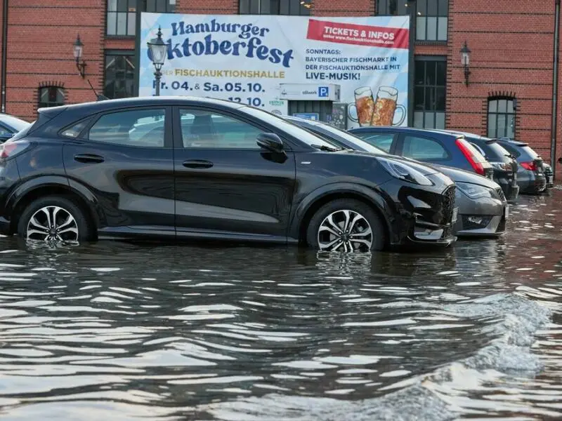 Hamburger Fischmarkt bei Sturmflut teils überspült