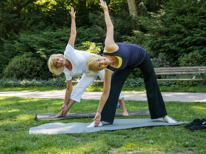 Zwei Frauen machen Sport