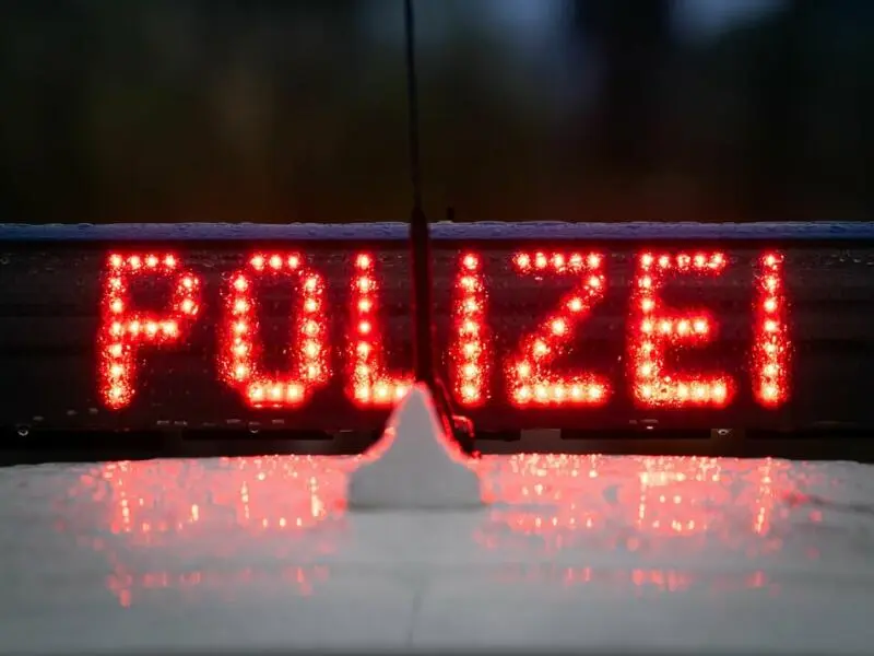 Leuchtender Polizeischriftzug