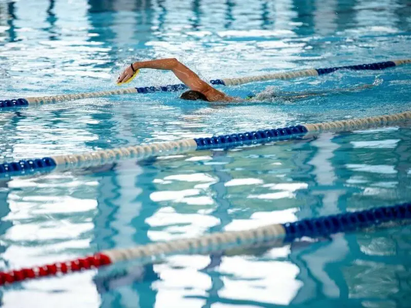 Schwimmer in einem Hallenbad