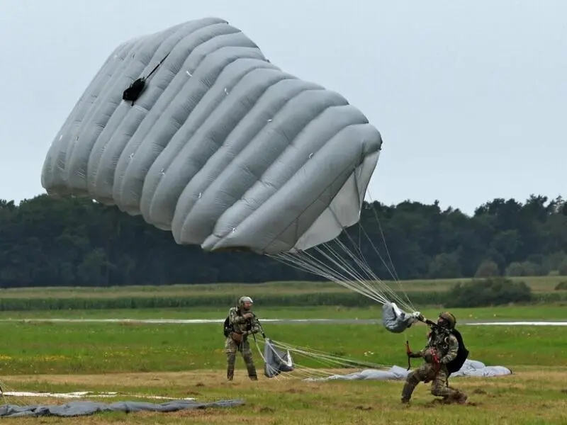 Fallschirmjägerregiment 31 aus Niedersachsen trainiert in Barth