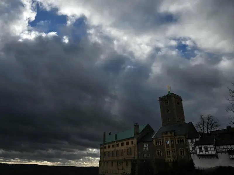 Dunkle Wolken ziehen über die Wartburg bei Eisenach