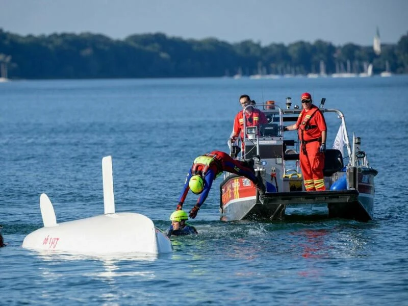 Wasserretter der Deutschen Lebens-Rettungs-Gesellschaft (DLRG) 