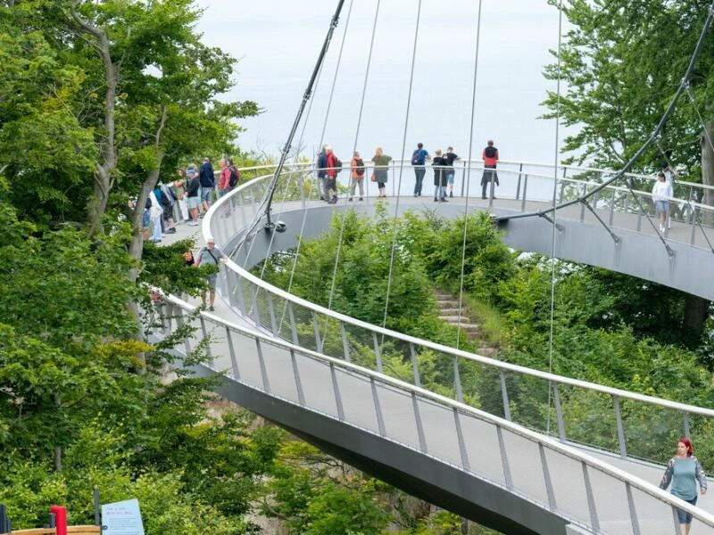 Touristen auf dem Skywalk des Nationalparkzentrums Königsstuhl