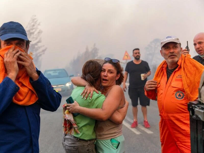 Großbrand nahe Athen