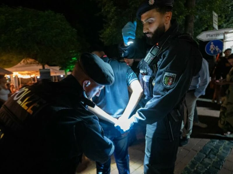 NRWs Innenminister Reul beim «Pützchens Markt» in Bonn