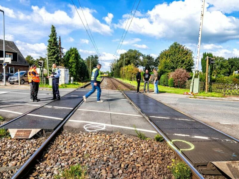 14-Jährige an Bahnübergang von Zug erfasst