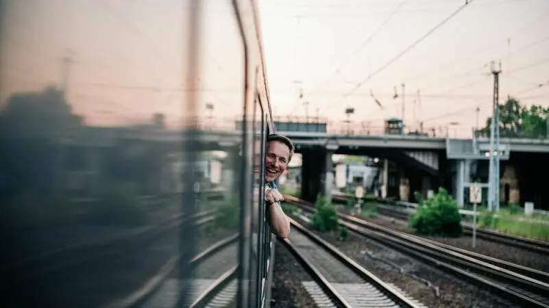 Ein Mann schaut aus einem Zugfenster