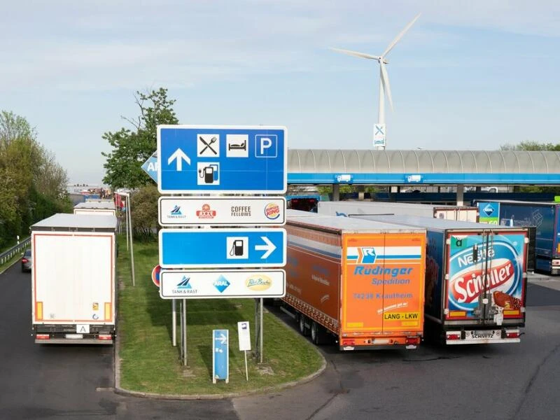 Lkw-Parkplätze auf Autobahn