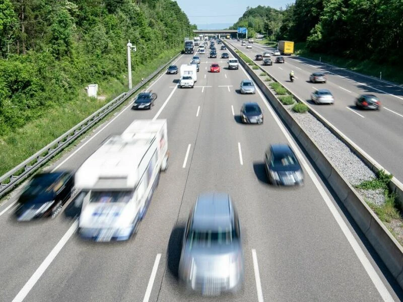 Autos fahren auf der A8 bei Stuttgart