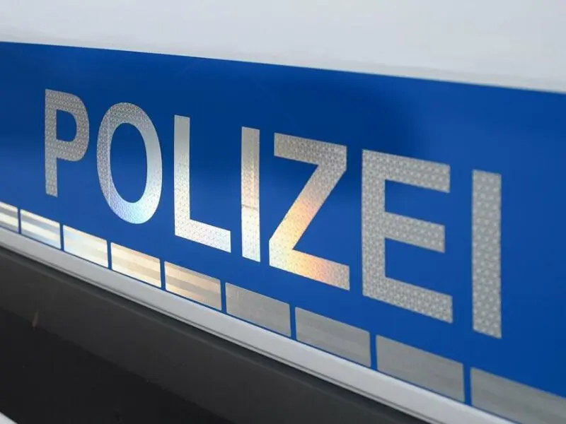 Der Polizei-Schriftzug auf einem Einsatzwagen.