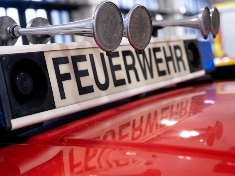 Ein Einsatzwagen der Feuerwehr steht in einer Halle