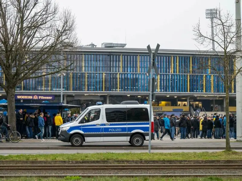 Polizei vor dem Braunschweiger Stadion.