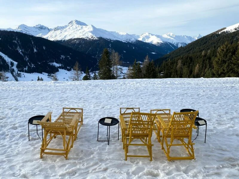 Alte Rattanliegen vor dem «Berghotel Schatzalp»