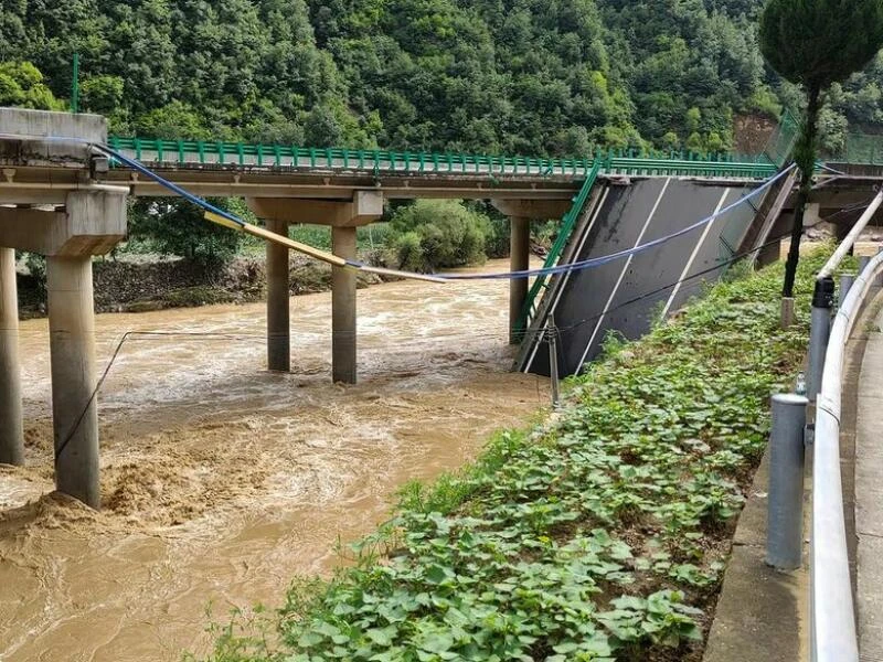 Unwetter in China - Brücke eingestürzt