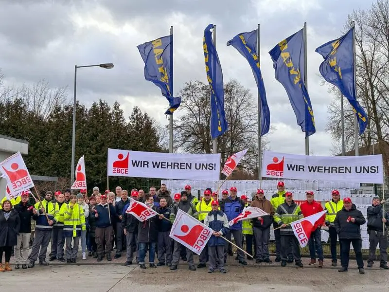 Kautschuk-Gewerkschaft IGBCE protestiert vor Goodyear-Werk