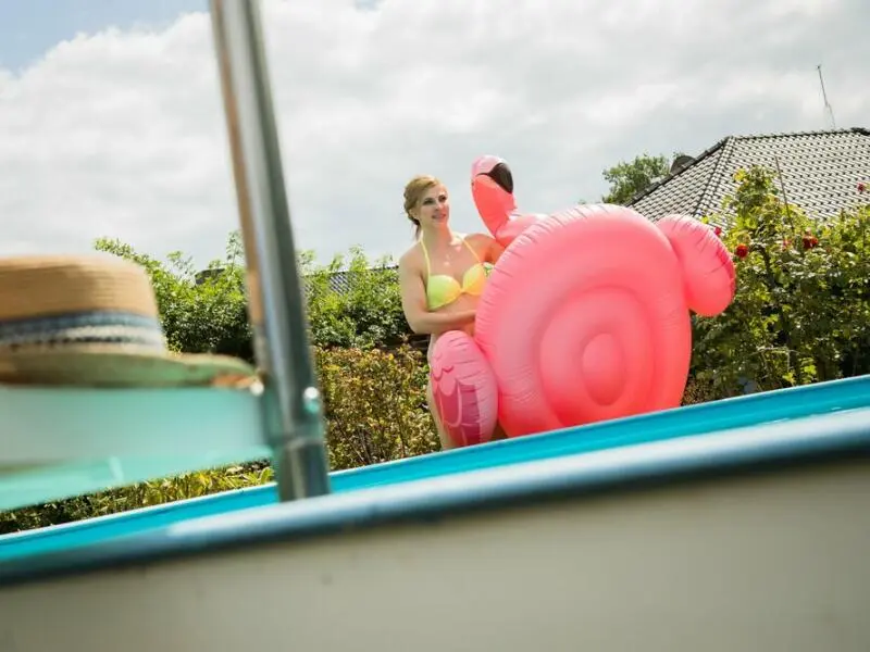 Eine Frau steht vor einem Pool