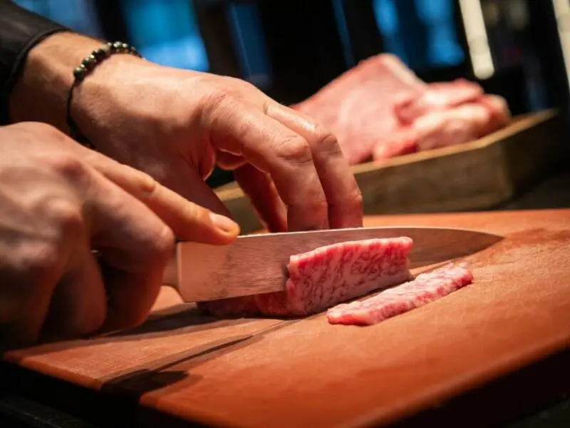 Wagyu-Beef wird in Scheiben geschnitten