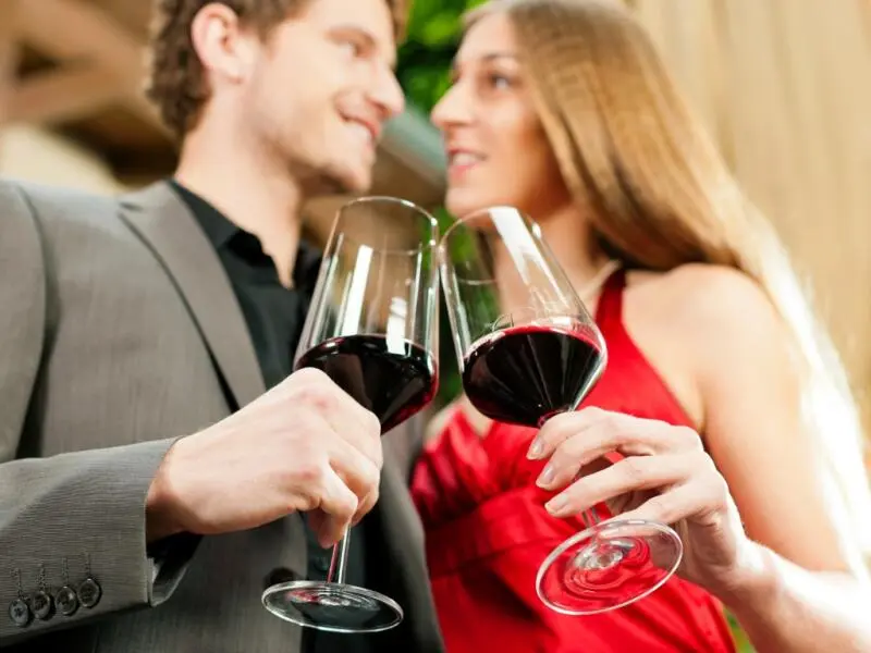 Paar bei der Weinverkostung